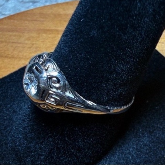 Art Deco from the 1920-30s
Antique 18kt white gold Women's Ring 7 1/2 has video - Picture 11 of 17